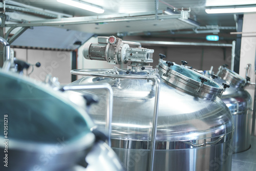 Fotografia Modern brewery factory interior with reservoirs.