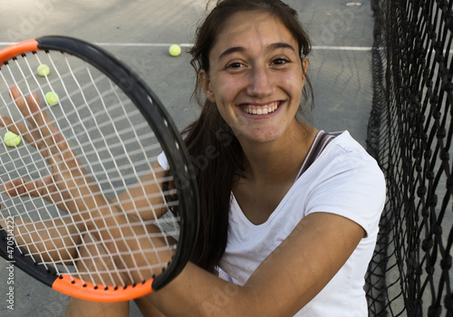 Young femele person with racket © Latino Photography