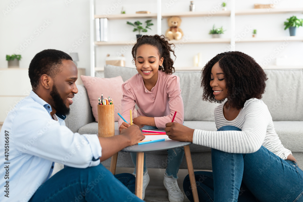 Obraz premium Portrait of happy black family drawing picture together
