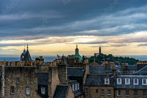 Miasto Edynburg stolica Szkocji z lotu ptaka o zachodzie słońca. #470525057