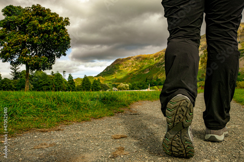 Piesza wycieczka, ludzkie nogi podczas marszu, dolina w Lake District (Kraina Jezior) obszar w północno-zachodniej Anglii w hrabstwie Kumbria © Aneta