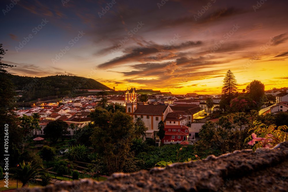 Angra do Heroísmo historyczne miasto stolica portugalskiej wyspy Terceira o zachodzie słońca, widok z lotu ptaka. - obrazy, fototapety, plakaty 