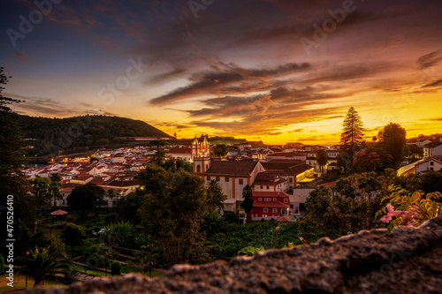 Angra do Heroísmo historyczne miasto stolica portugalskiej wyspy Terceira o zachodzie słońca, widok z lotu ptaka. #470526410
