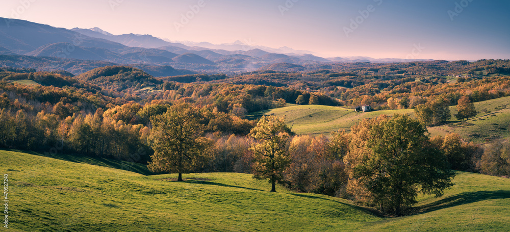 Paysage d'Ariège en automne avec les Pyrénées en arrière-plan