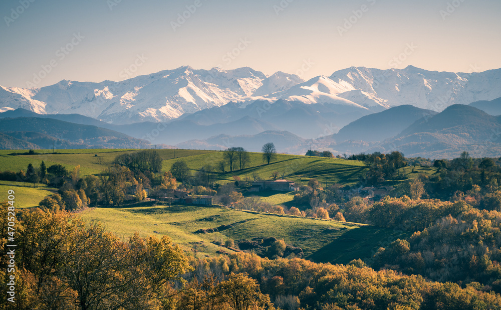 Paysage d'Ariège en automne avec les Pyrénées enneigées en arrière-plan