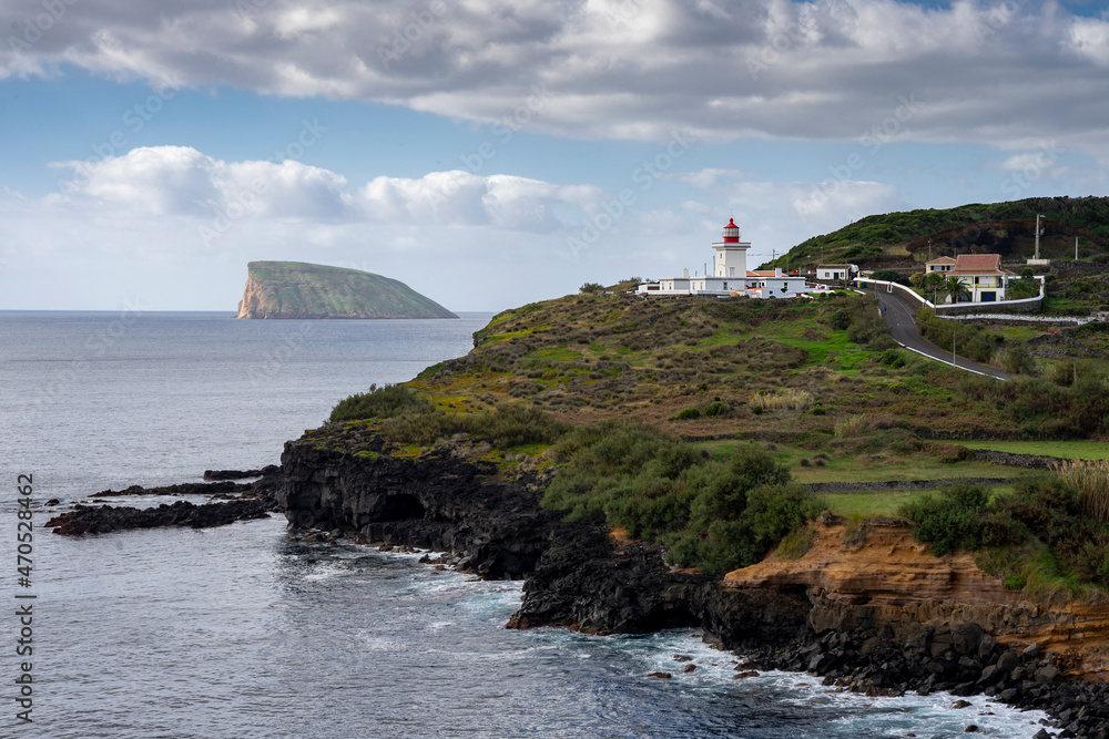 Widok z klifu na Latarnie morską Ponta das Contendas i koźlą wyspę, wyspia Terceira, Portugalski archipelag Azory. - obrazy, fototapety, plakaty 