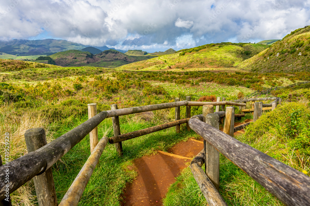 Pieszy szlak po polach siarkowych, zabezpieczony drewnianym ogrodzeniem Furnas De Enxofre, Terceira, Azores, Portugalia - obrazy, fototapety, plakaty 