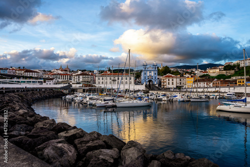 Miasto portowe o zachodzie słońca, nabrzeże, w tle Igreja da Misericordia, niebieski kościół, wyspa Terceira, Azory, Angra do Heroismo