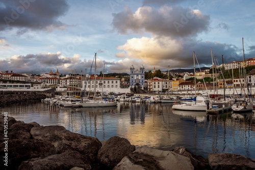 Miasto portowe o zachodzie słońca, nabrzeże, w tle Igreja da Misericordia, niebieski kościół, wyspa Terceira, Azory, Angra do Heroismo