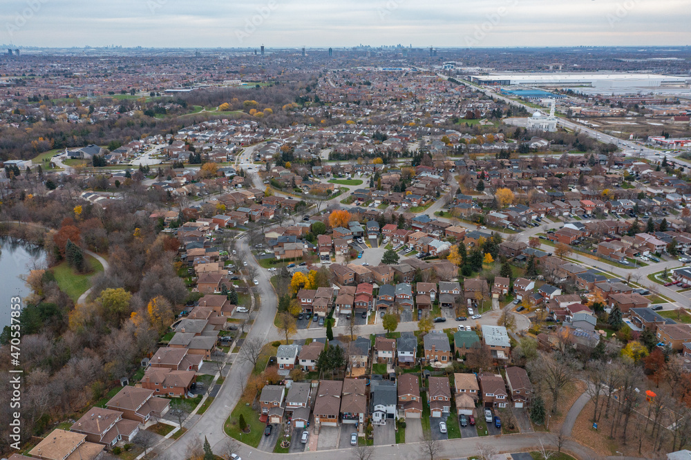 Obraz premium Drone photo of Brampton by Hurontario and the 410 and sandalwood parkway loafers lake and Turnberry golf club in view 