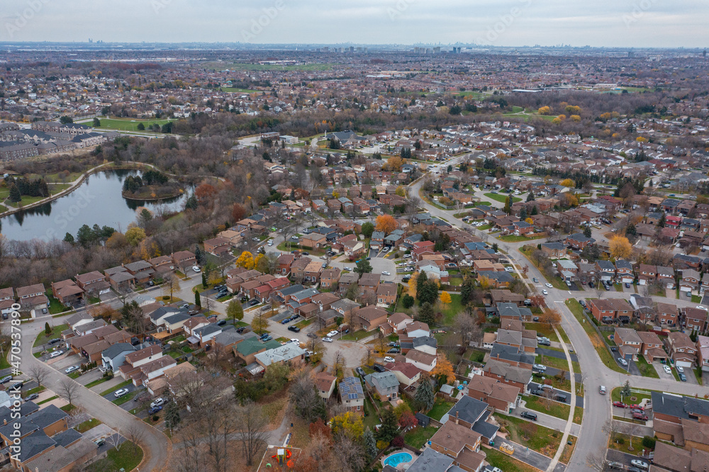 Obraz premium Drone photo of Brampton by Hurontario and the 410 and sandalwood parkway loafers lake and Turnberry golf club in view 