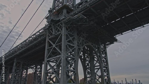Pass under Williamsburg bridge, in New York. Establishing shot of Williamsburg filmed in 4K RAW