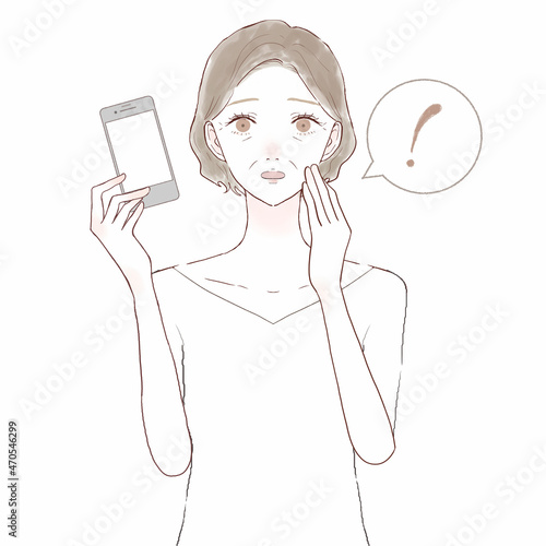 スマホを持って驚いている中年女性