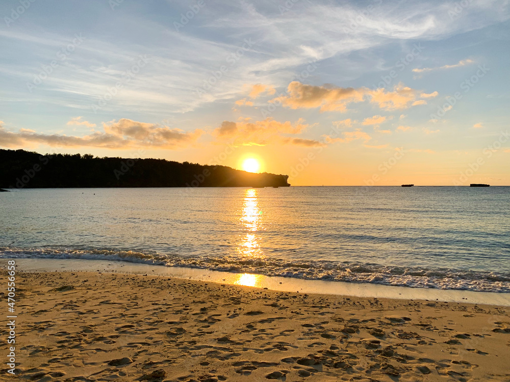 Naklejka premium 夕日と海