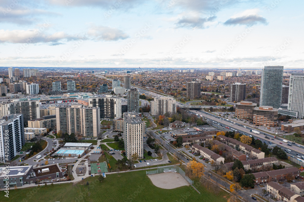 Obraz premium drone view of the don valley highway as well as condos traffic hotels and houses