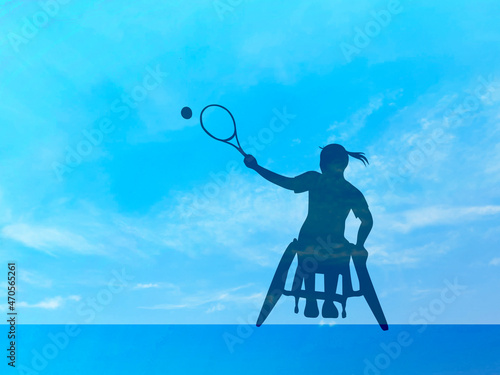 車いすテニスをする女性シルエット_青空背景
