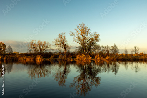 Fototapeta Naklejka Na Ścianę i Meble -  Sunset on the river