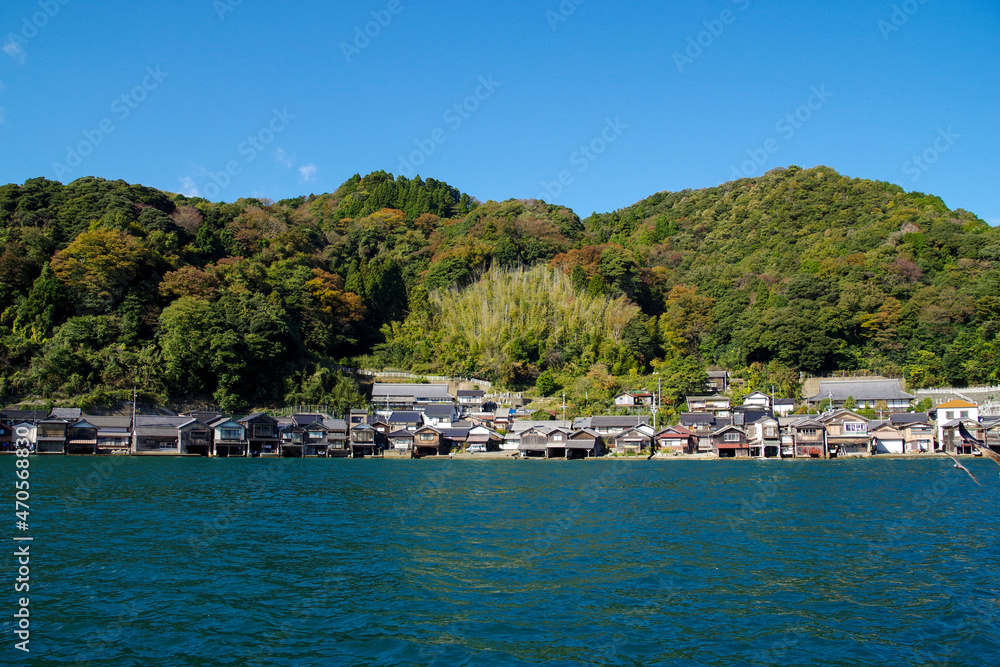 海沿いに並ぶ舟屋が有名な伊根の町並み