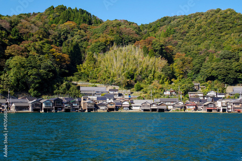 海沿いに並ぶ舟屋が有名な伊根の町並み