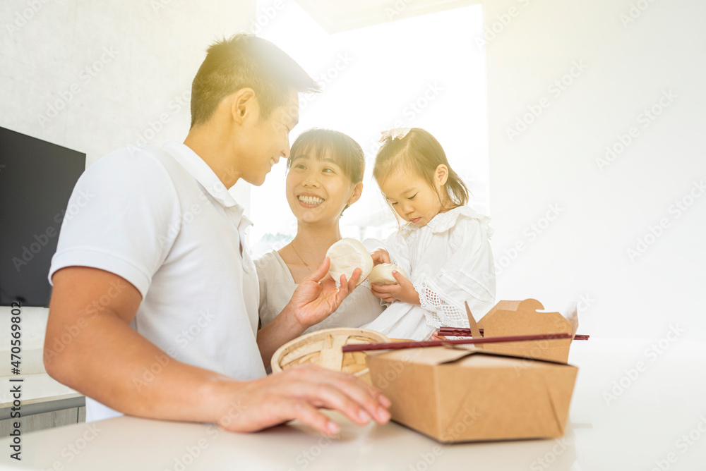 HERMOSA FAMILIA ASIÁTICA DISFRUTANDO DE UNA DELICIOSA COMIDA ASIÁTICA Y CON UNA ENTRADA DE LUZ DEL ATARDECER HERMOSA FAMILIA ASIÁTICA DISFRUTANDO DE UNA DELICIOSA COMIDA ASIÁTICA Y CON UNA ENTRADA DE LUZ DEL ATARDECER