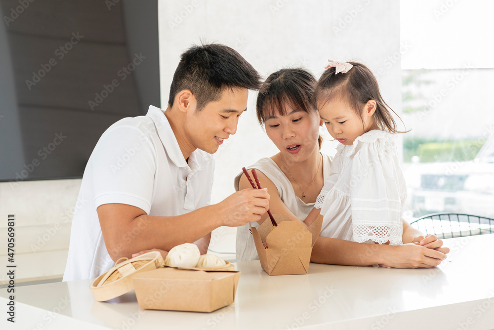 HERMOSA FAMILIA ASIÁTICA DISFRUTANDO DE UNA DELICIOSA COMIDA
HERMOSA FAMILIA ASIÁTICA DISFRUTANDO DE UNA DELICIOSA COMIDA