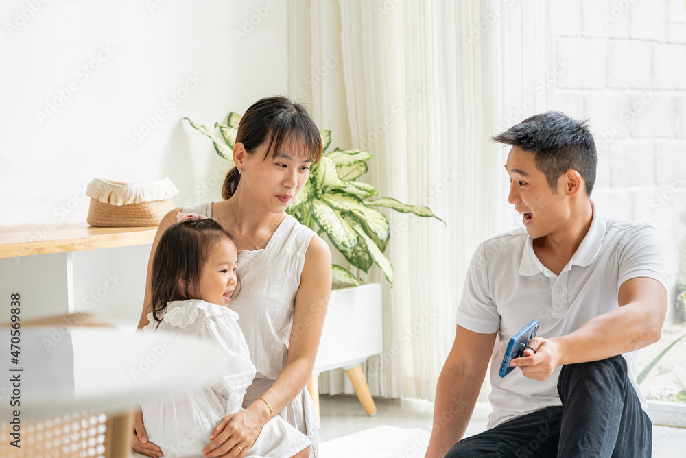 HERMOSA FAMILIA ASIÁTICA EN EL INTERIOR DE SU HOGAR DISFRUTANDO DE UN DÍA JUNTOS CON UN TELÉFONO MÓVIL SENTADOS EN LA ALFOMBRA DE SU SALA DE HABITACIÓN
HERMOSA FAMILIA ASIÁTICA EN EL INTERIOR DE SU HOGAR DISFRUTANDO DE UN DÍA JUNTOS CON UN TELÉFONO MÓVIL SENTADOS EN LA ALFOMBRA DE SU SALA DE HABITACIÓN