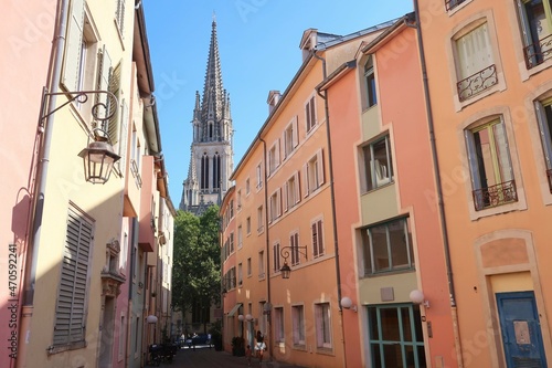 Ville vieille de Nancy en Meurthe-et-Moselle / Lorraine, façades d’immeubles colorées, avec vue sur la flèche de la basilique Saint-Epvre (France)