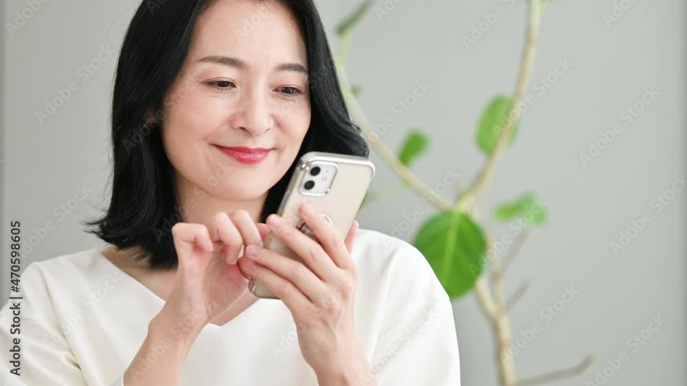 スマホでタップする美しい日本人（アジア人）女性の動画　コピースペース
