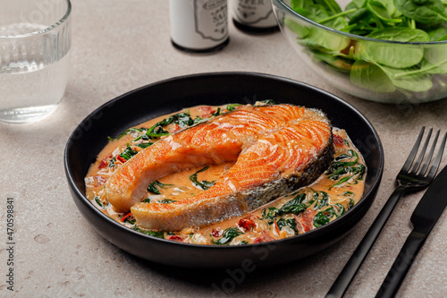 Fotografie Lunch with creamy garlic butter salmon and salad