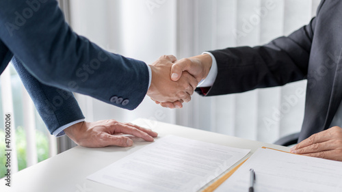 Foto law concept The solicitor and the businessman shaking their hands firmly for hav