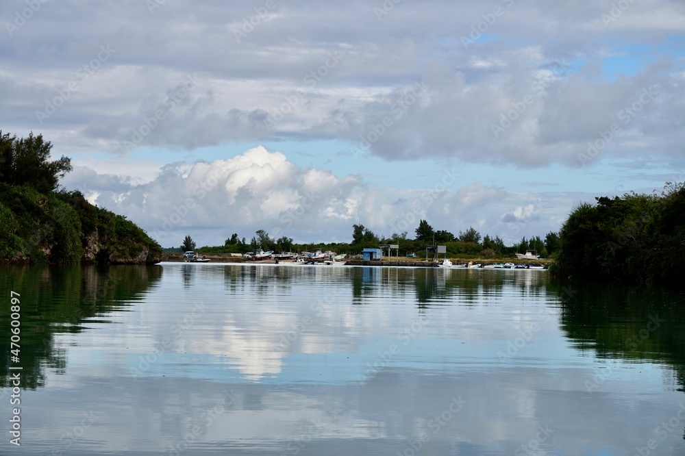 Fototapeta premium 沖縄県宮古島 凪の湾内 汽水域
