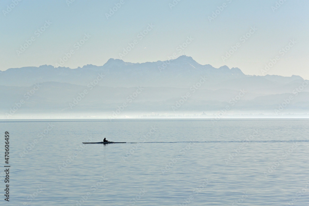 Ruderboot auf dem Bodensee vor dem Säntis