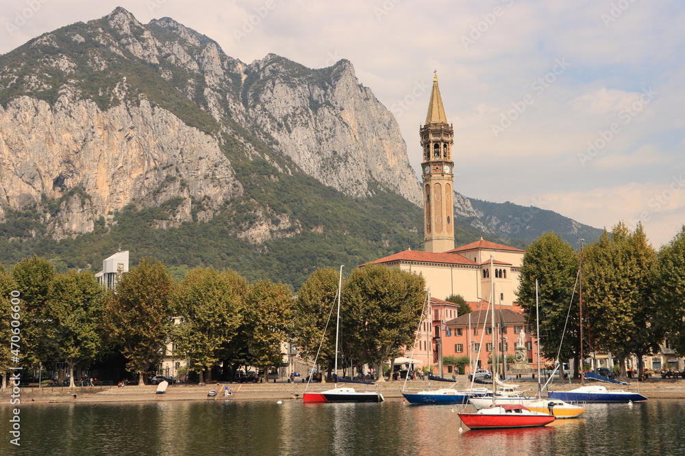 Lecco; Uferpromenade Lungolario mit San Nicola und Monte Coltignone