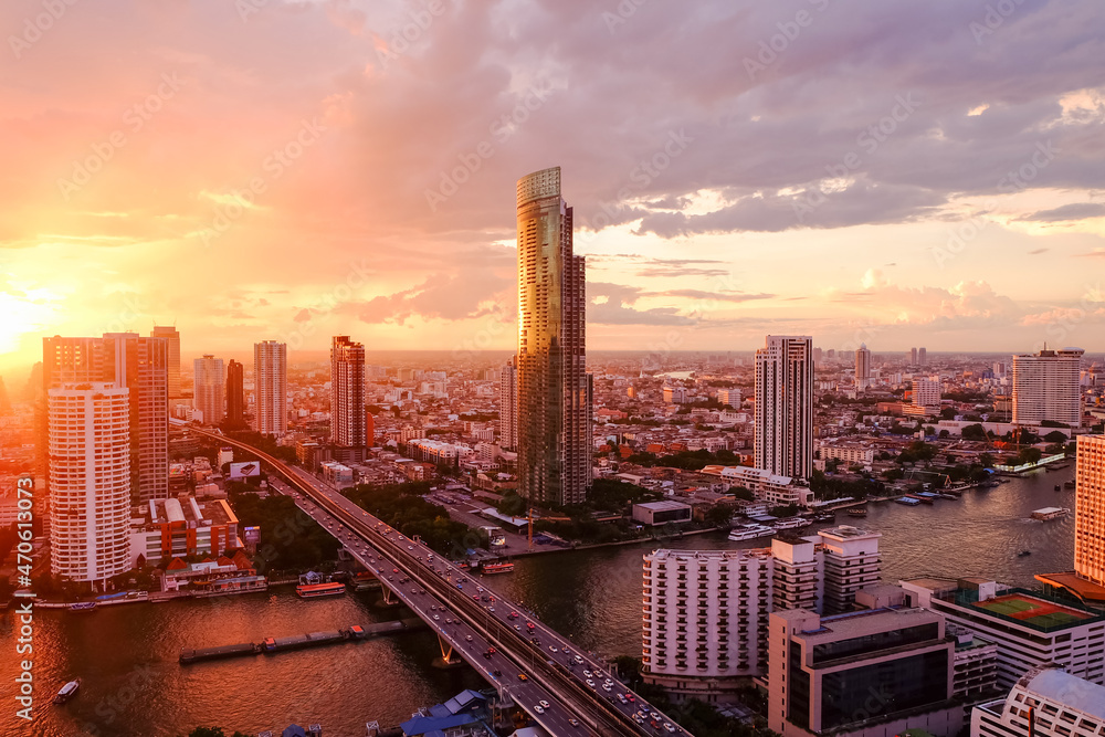 Obraz premium City scape in Bangkok, Taksin Bridge Area and Chao Phraya River at night day