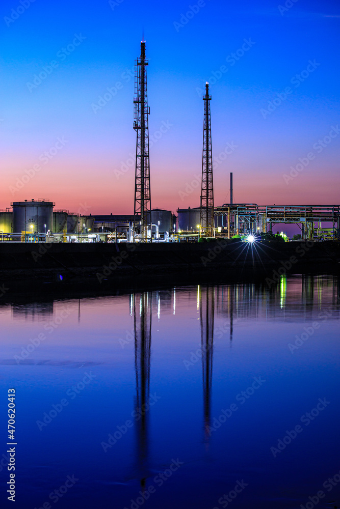 四日市　夜明けの三滝川の水面に反射する石油工場の煙突