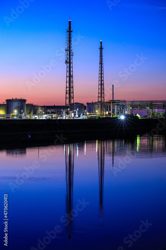 四日市 夜明けの三滝川の水面に反射する石油工場の煙突