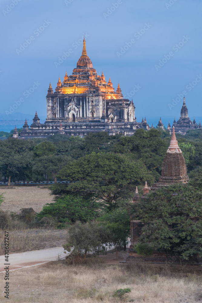 Fototapeta premium Sunset over Thatbyinnyu pagoda in Bagan in Myanmar
