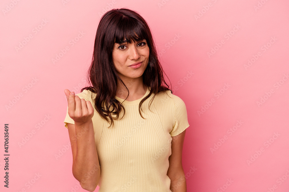 Obraz premium Young caucasian woman isolated on pink background showing that she has no money.