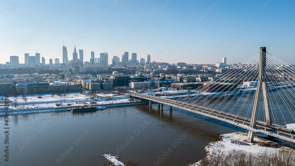 Most Świętokrzyski na rzece Wisła oraz centrum Warszawy, zimowy krajobraz z lotu ptaka