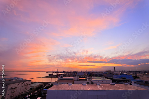 川崎マリエンから見るマジックアワーの京浜工業地帯の夕景