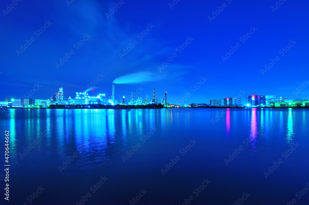 京浜工業地帯川崎市千鳥運河のブルーアワーの夜景