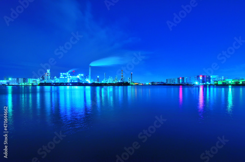 京浜工業地帯川崎市千鳥運河のブルーアワーの夜景