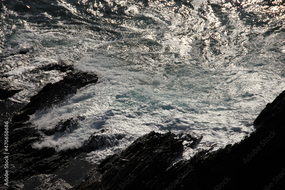Obraz premium sea waves crashing on rocks 