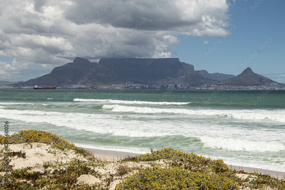 Ausblick auf Kapstadt und den Tafelberg von Bloubergstrand