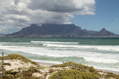 Ausblick auf Kapstadt und den Tafelberg von Bloubergstrand photo