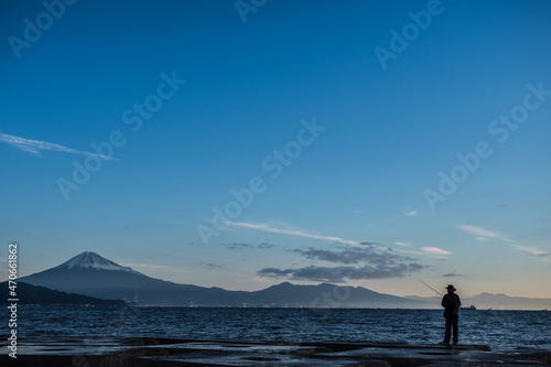 朝の富士と釣り人