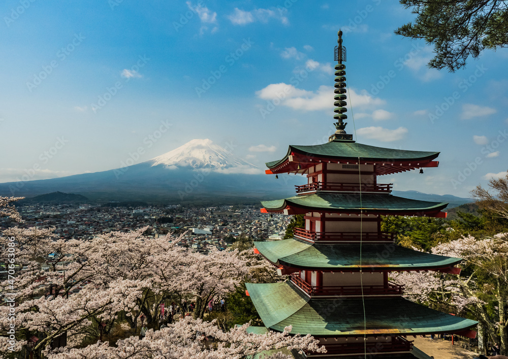 新倉山浅間公園内の五重塔と富士山
