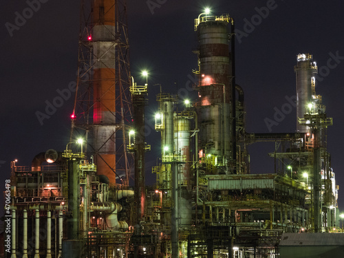 Wallpaper Mural 夜中に働く四日市の工場。A factory in Yokkaichi that works in the middle of the night.In Japan. Torontodigital.ca