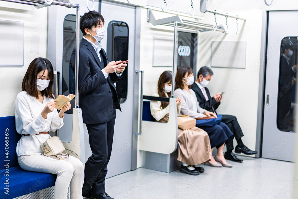 マスクをして電車にのる乗客 マスクをして電車にのる乗客