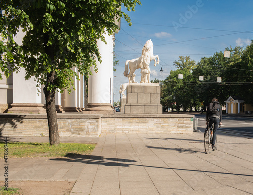 Cyclist on St. Isaac's Square in St. Petersburg, view from the back. © Sinica Kover